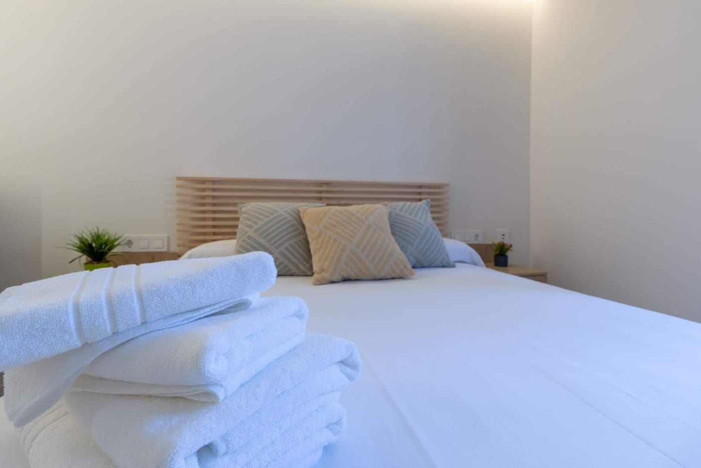 Toallas dobladas sobre la cama hecha