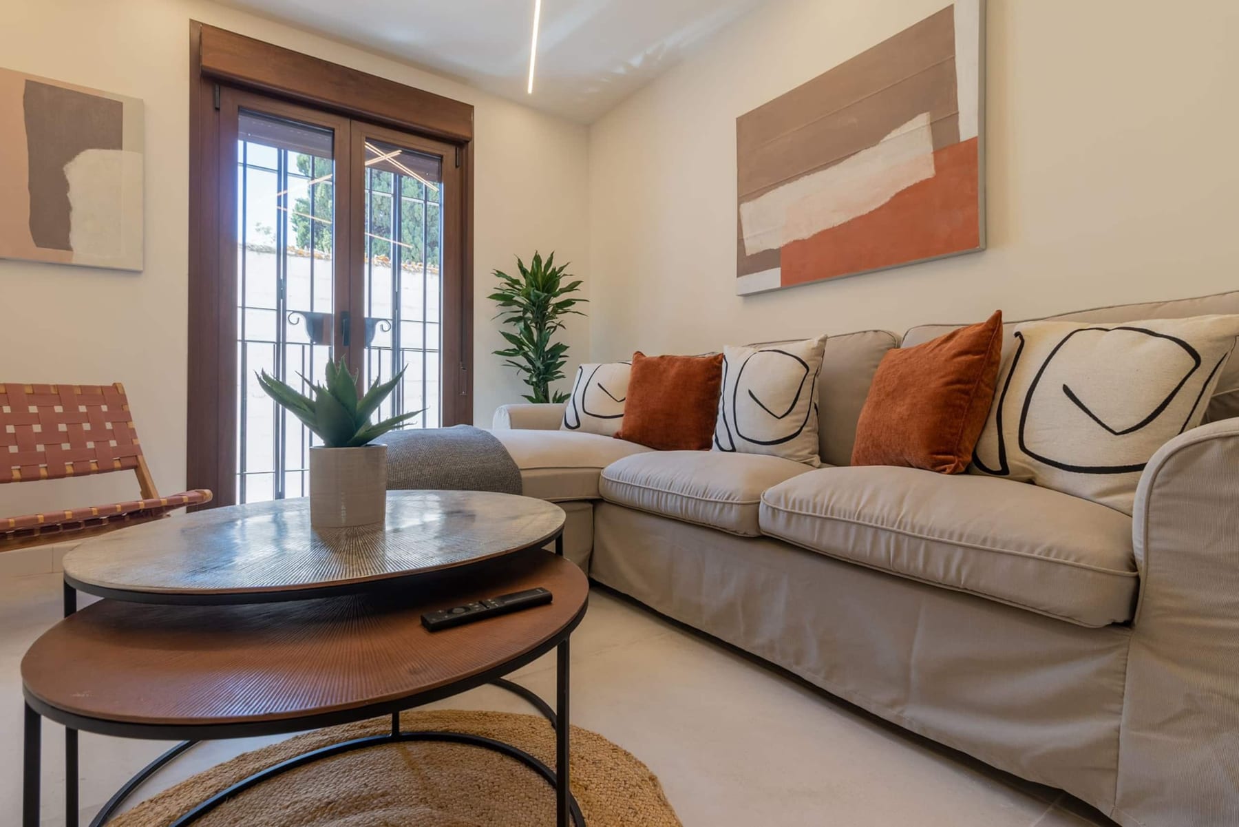 Madera Negra · salón en tonos terracota