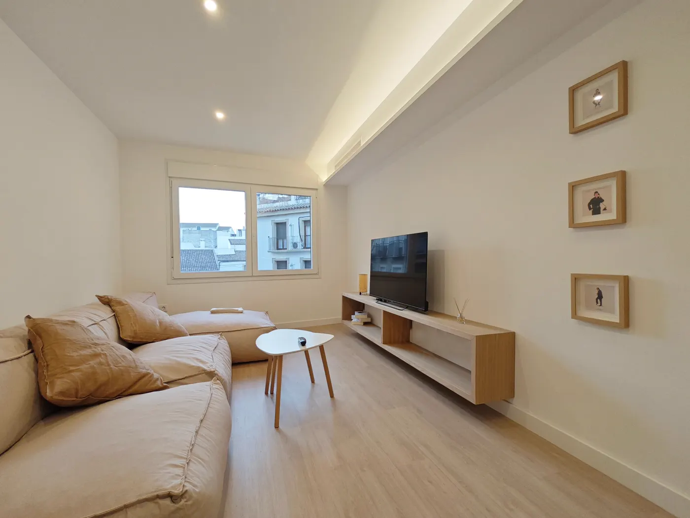 Salón con sofá chaise longue y mesa baja